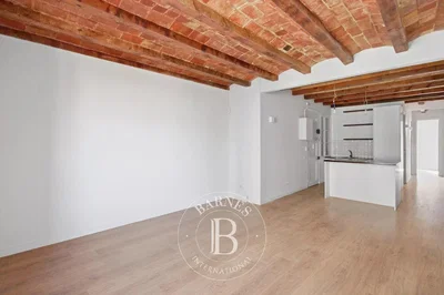 Mutfak; ahşap kirişler, fayans zemin, tadilatlı, doğal ışık, modern stil