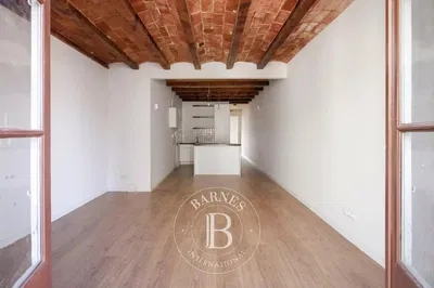 Oturma odası; ahşap kirişler, ahşap zemin