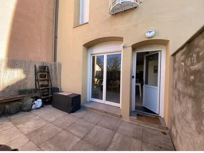 شرفة; أرضية من البلاط