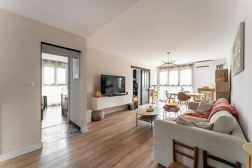 Wohnzimmer; tageslicht, holzboden, moderner stil