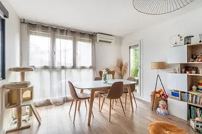 Трпезарија; природно светло, дрвени под