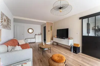 Дневна соба; природно светло, модерни стил, дрвени под