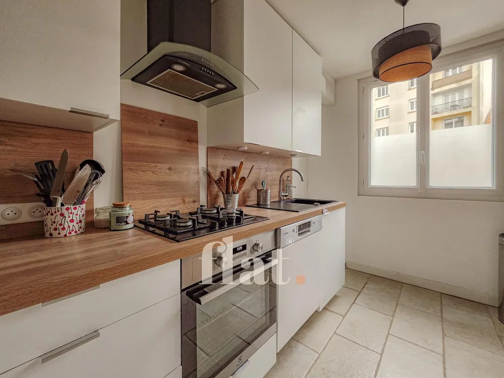 Kuchyně; kuchyňské spotřebiče, výhled, přirozené světlo