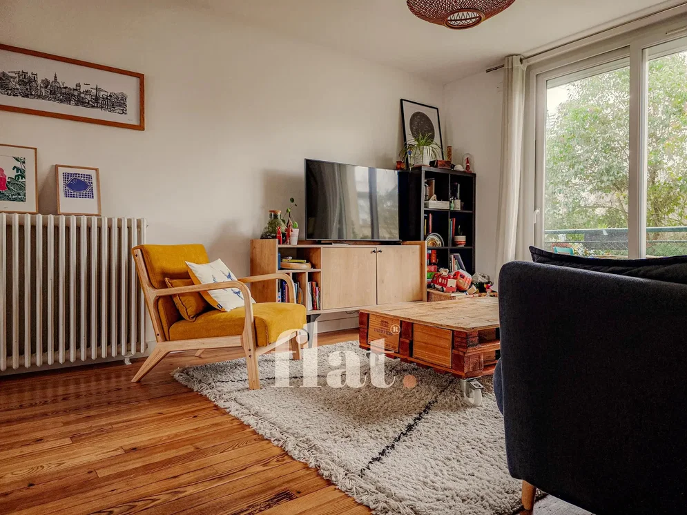 Obývací pokoj; dřevěná podlaha, přirozené světlo, moderní styl, výhled