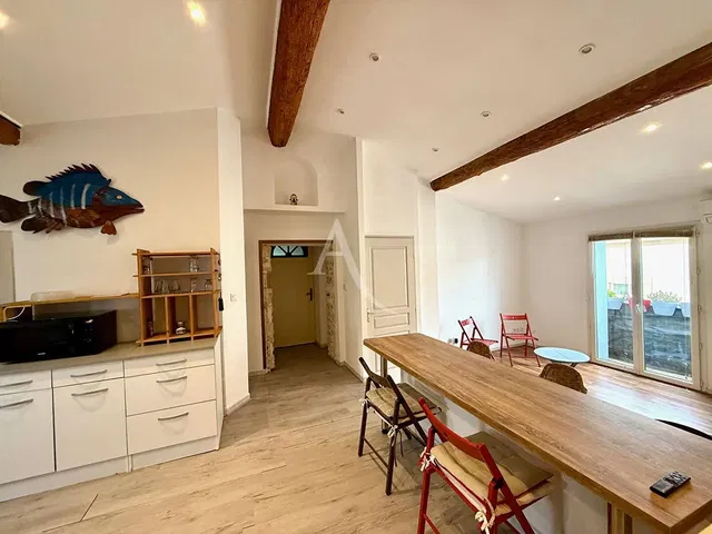 Kuchyňa; drevené trámy, drevená podlaha, prirodzené svetlo