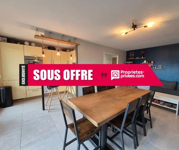 Kuchnia; sprzęt kuchenny, podłoga z płytek, światło dzienne, styl nowoczesny