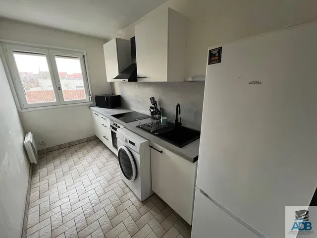 Kuhinja; kuhinjski aparati, pločice, prirodno svjetlo, moderni stil