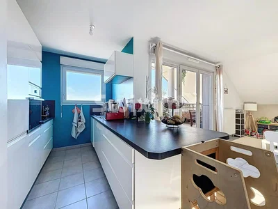 Cuisine; électroménager, carrelage, lumière naturelle, style moderne