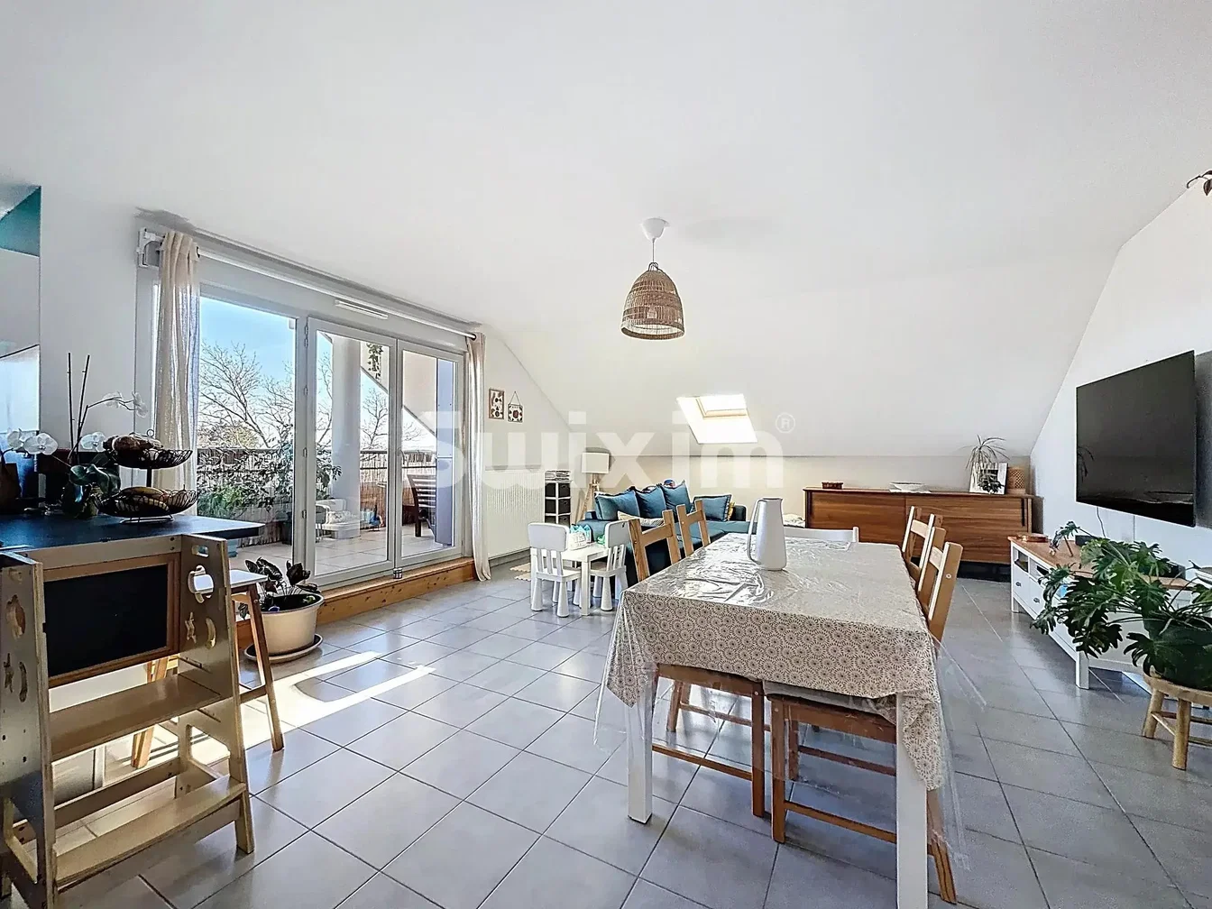 Salon; carrelage, lumière naturelle, vue