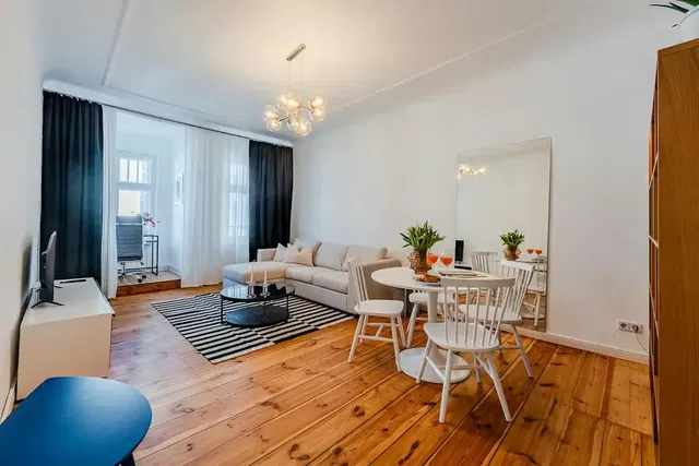 Salon; podłoga drewniana, światło dzienne, styl nowoczesny