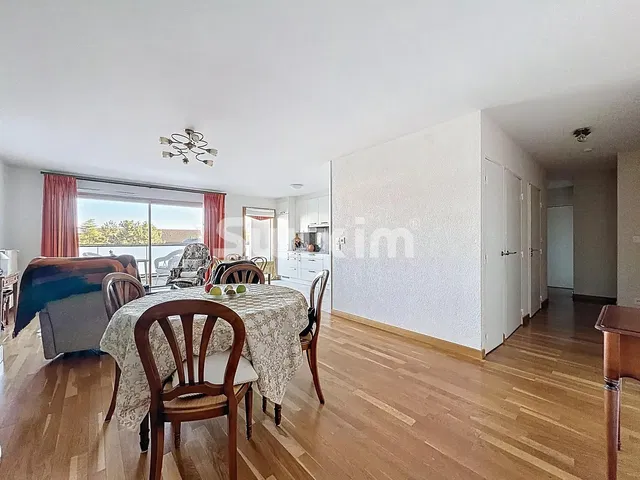 Wohnzimmer; holzboden, tageslicht, moderner stil