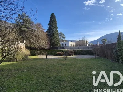 Casa y alrededores; vista