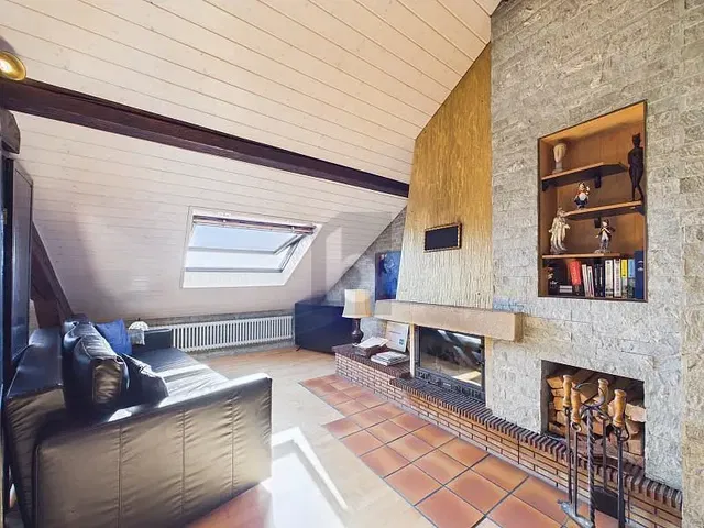 Wohnzimmer; kamin, tageslicht, holzboden