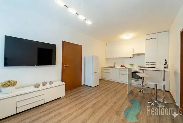 Küche; moderner stil, holzboden, tageslicht, renoviert