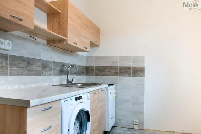 Kitchen; kitchen appliances, tile floor, renovated