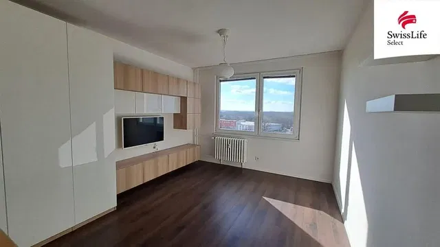 Salon; widok, podłoga drewniana, światło dzienne