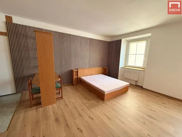 Sypialnia; podłoga drewniana, światło dzienne