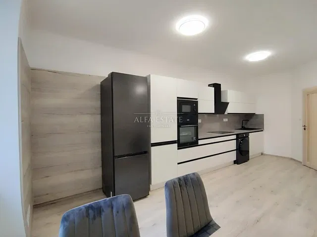 Cozinha; eletrodomésticos, renovado, luz natural
