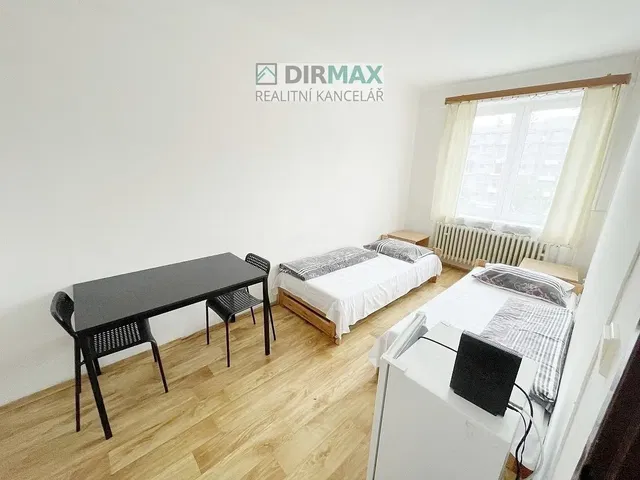 Schlafzimmer; holzboden, tageslicht