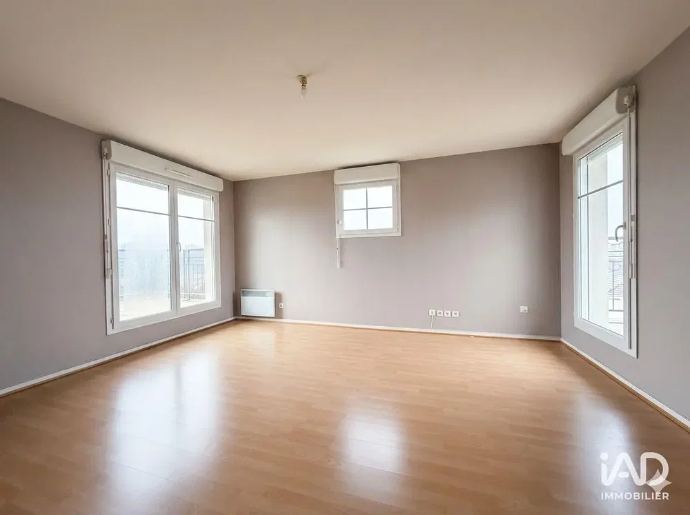 Oturma odası; doğal ışık, ahşap zemin, manzara