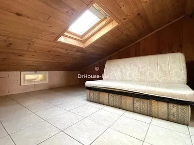 Camera dei bambini; travi in legno, pavimento in legno, luce naturale