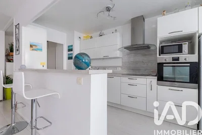 Кухиња; кухињски апарати, модерни стил, реновиран, природно светло, плочице