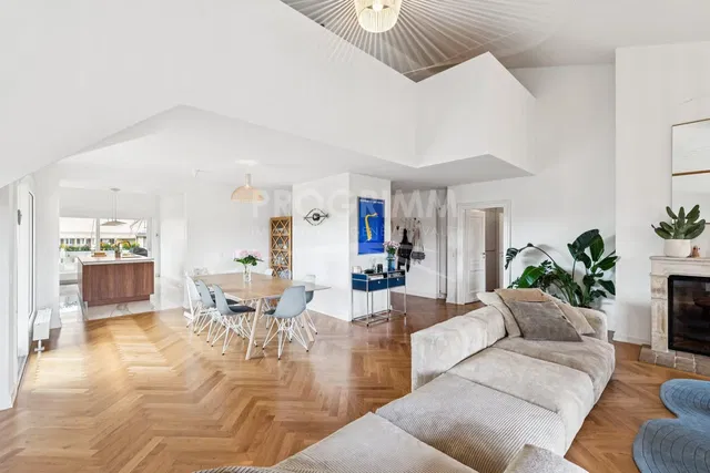 Soggiorno; pavimento in legno, camino, luce naturale, stile moderno