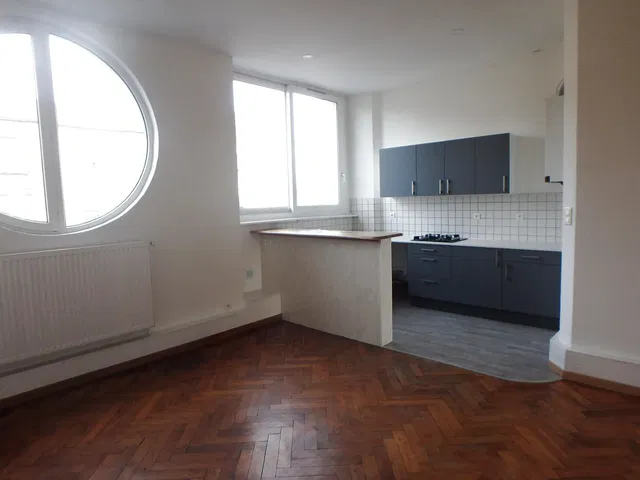 Kuhinja; drveni pod, prirodno svjetlo