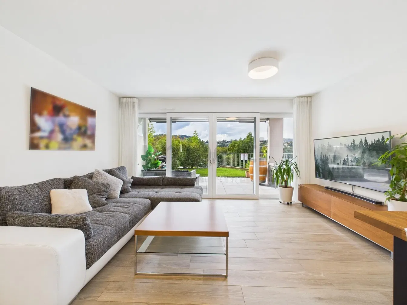 Wohnzimmer; blick, tageslicht, moderner stil, fliesenboden