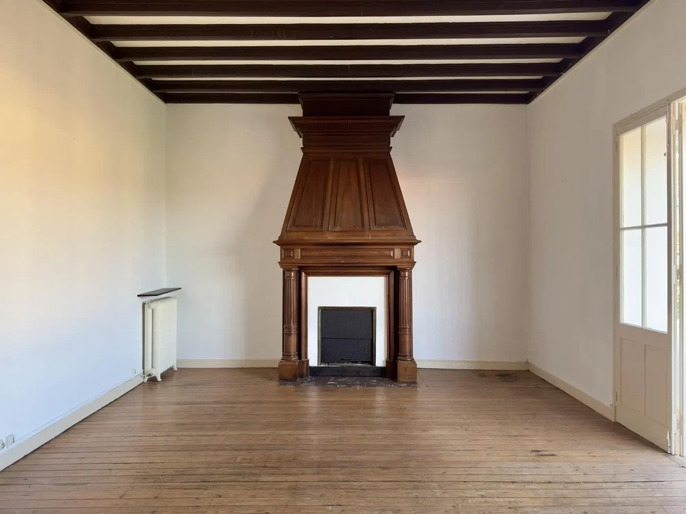 Sala de estar; lareira, chão de madeira