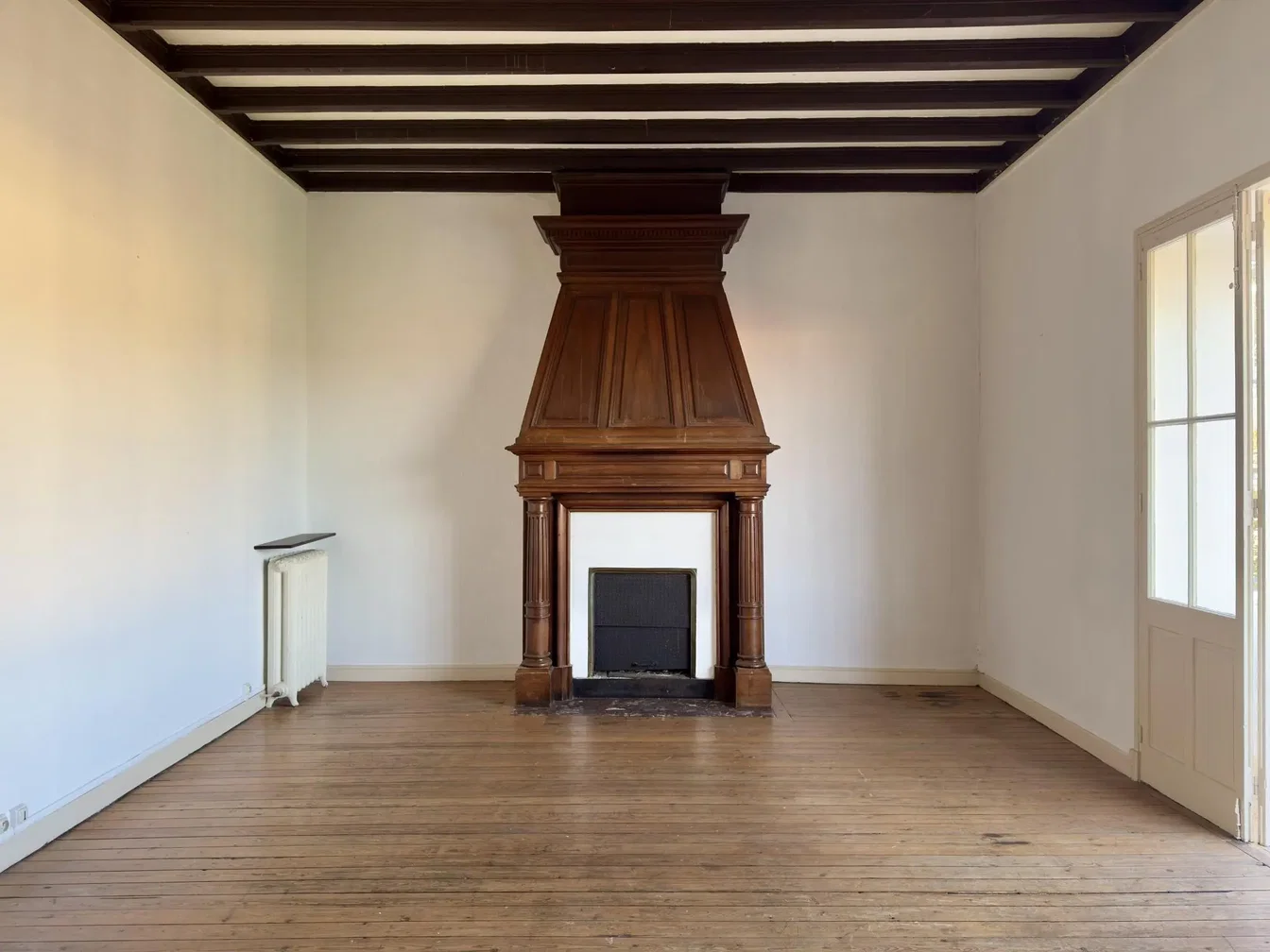Sala de estar; lareira, chão de madeira