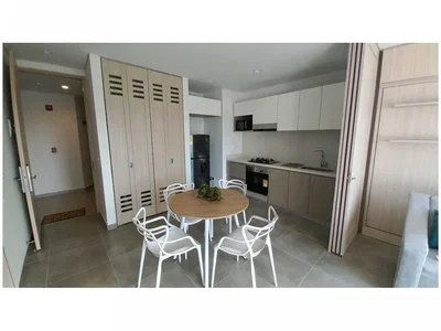 Cuisine; carrelage, lumière naturelle, style moderne