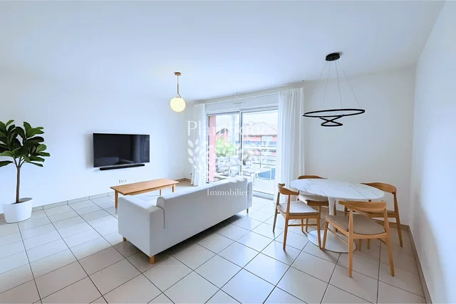 Wohnzimmer; fliesenboden, tageslicht, moderner stil