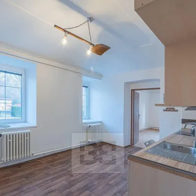 Cucina; luce naturale, pavimento in legno, ristrutturato