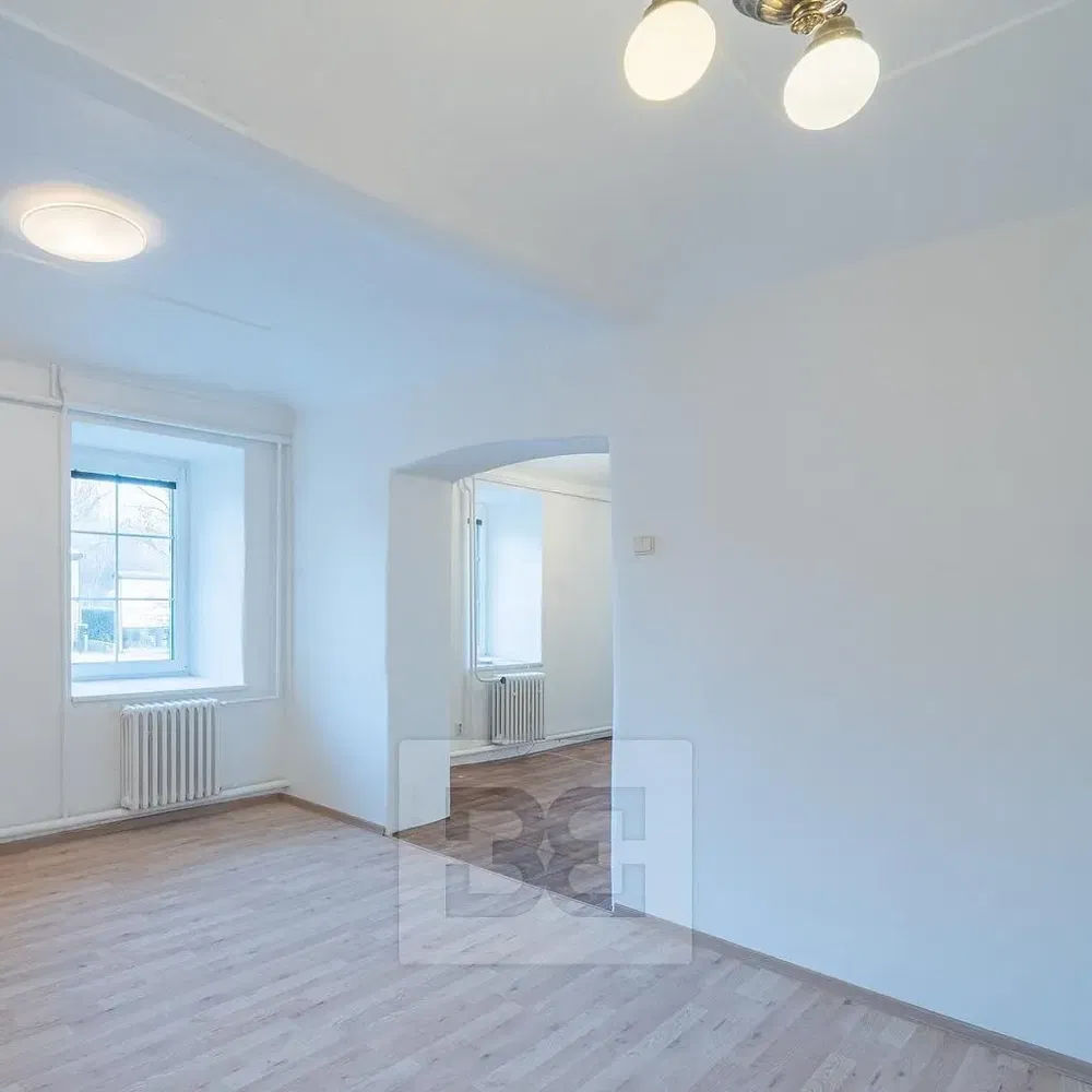 Soggiorno; luce naturale, pavimento in legno, ristrutturato