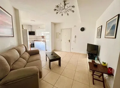 Oturma odası; fayans zemin, doğal ışık