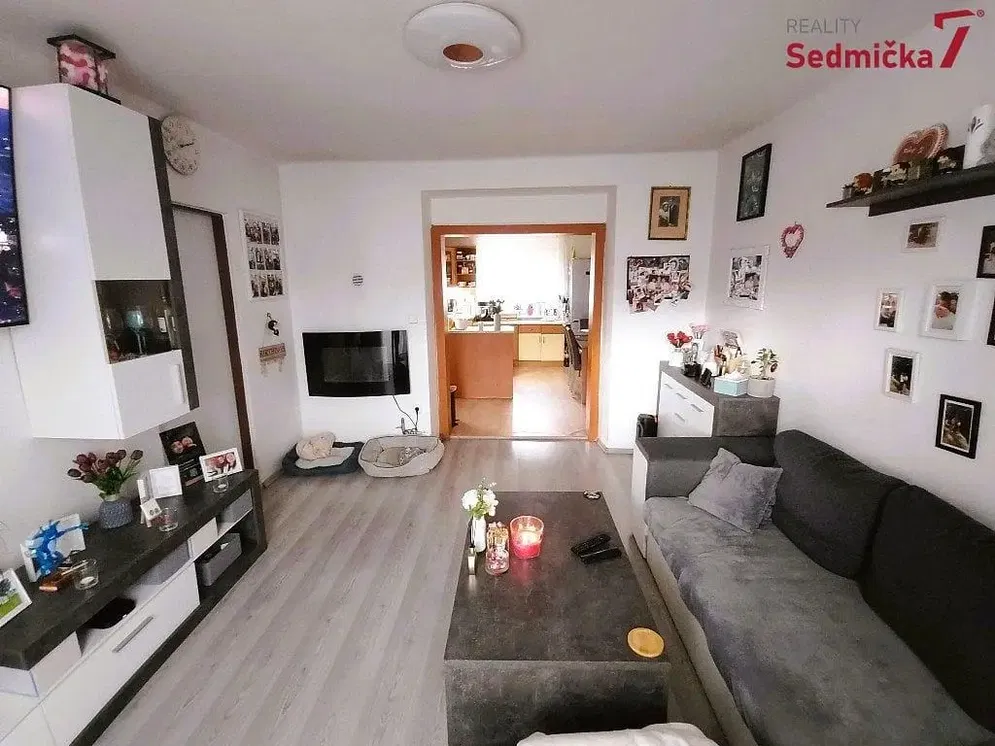 Obývací pokoj; moderní styl, přirozené světlo, dřevěná podlaha