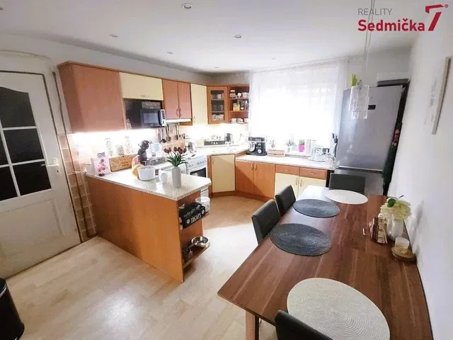 Keuken; keukenapparatuur, natuurlijk licht, moderne stijl