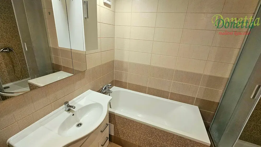 Banyo; fayans zemin, tadilatlı, doğal ışık