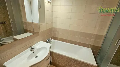 Banyo; fayans zemin, tadilatlı, doğal ışık
