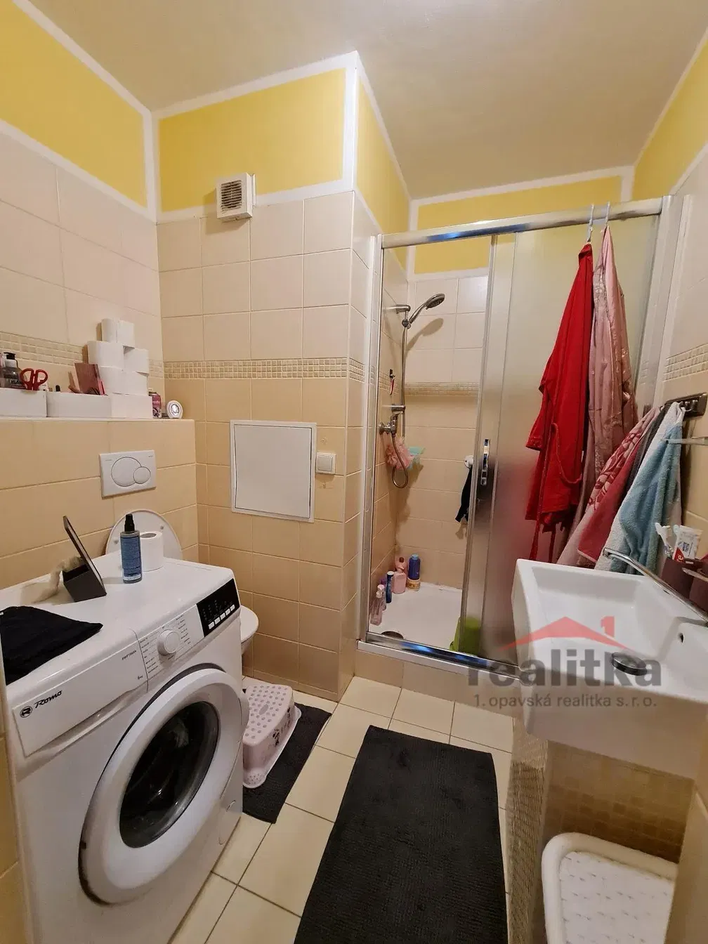 Banyo; fayans zemin, doğal ışık, tadilatlı