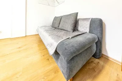 Oturma odası; ahşap zemin, doğal ışık