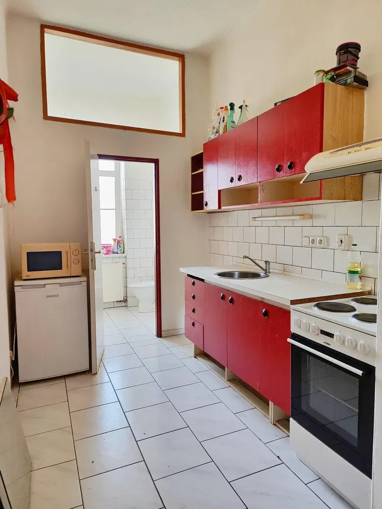 Cucina; pavimento in piastrelle, necessita ristrutturazione, luce naturale