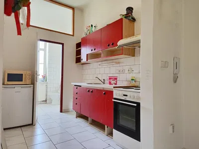 Cucina; pavimento in piastrelle, elettrodomestici, necessita ristrutturazione