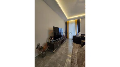 Oturma odası; fayans zemin, modern stil, doğal ışık