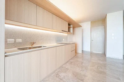 Küche; küchengeräte, renoviert, fliesenboden, tageslicht, moderner stil