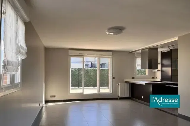 مطبخ; إطلالة, أرضية من البلاط, ضوء طبيعي