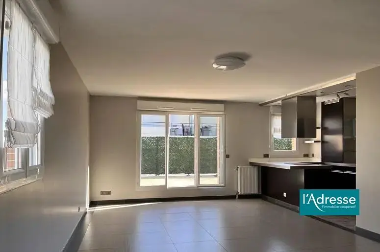 Mutfak; manzara, fayans zemin, doğal ışık