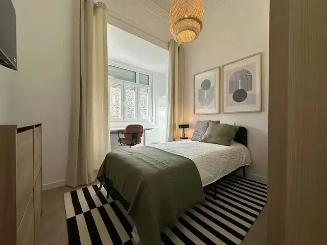 Ložnice; přirozené světlo, moderní styl