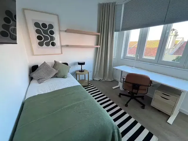 Ložnice; přirozené světlo, moderní styl